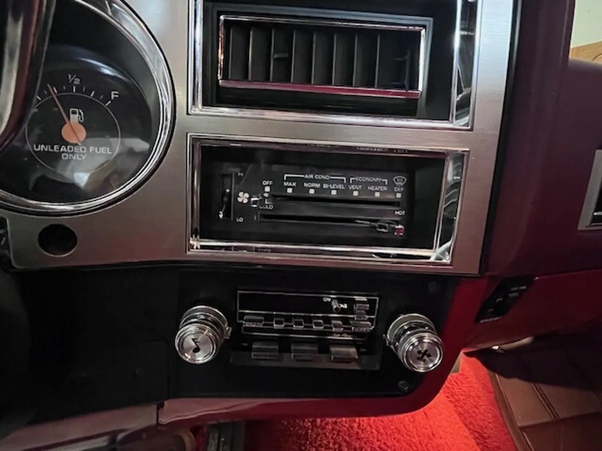 Gmc-Sierra-1500-1982-Carmine-Red-amp-Silver-Red-9