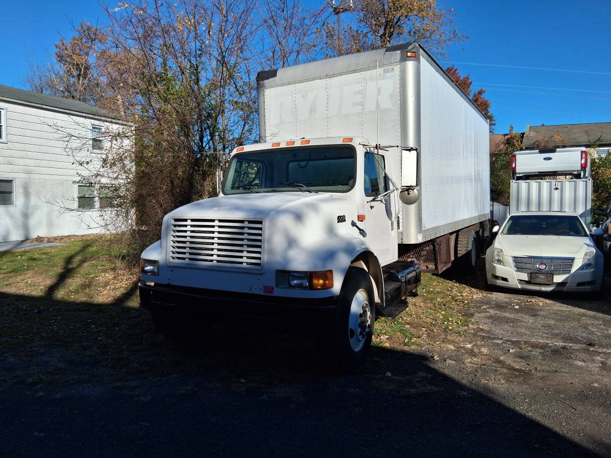International-4700-diesel-1996-white-3