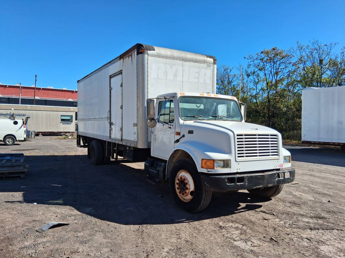 International-4700-diesel-1996-white-4