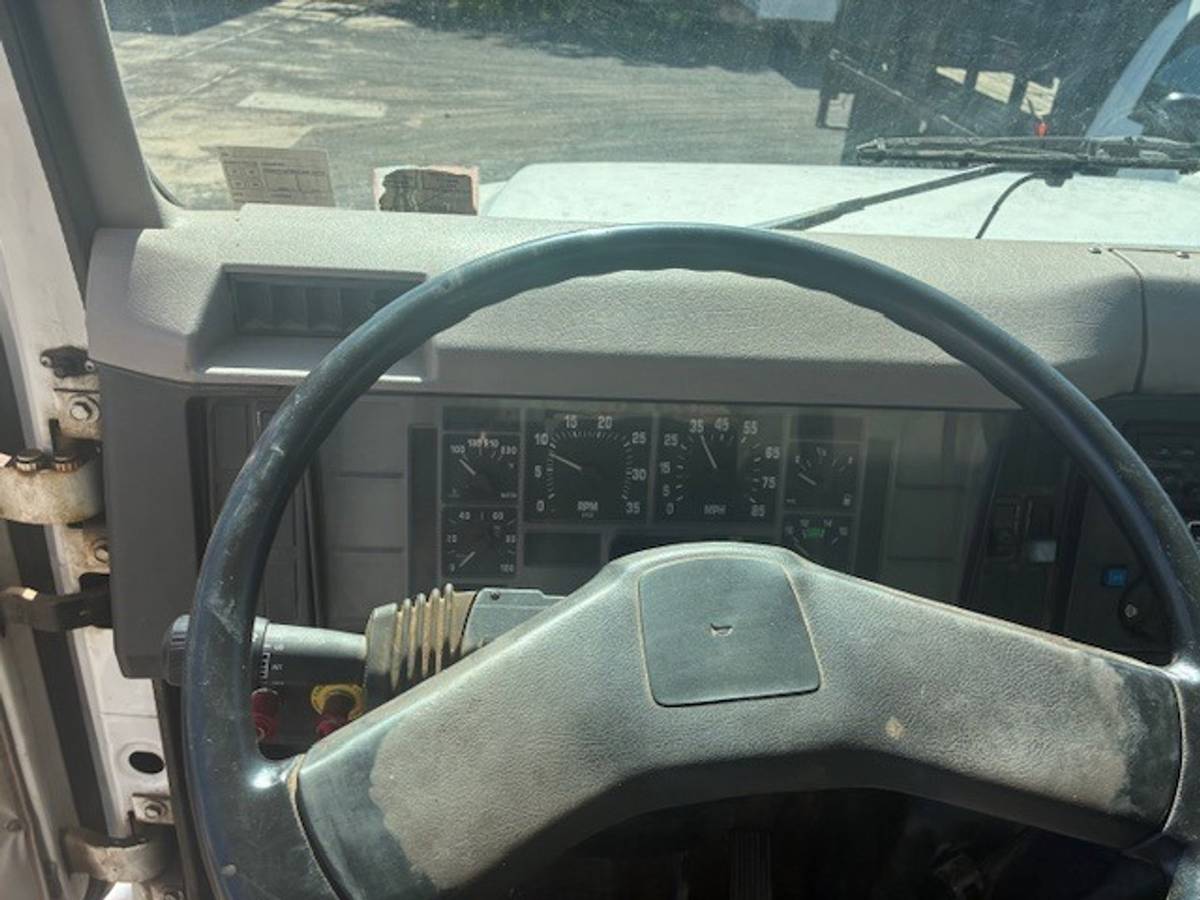 International-4700-diesel-1996-white-8