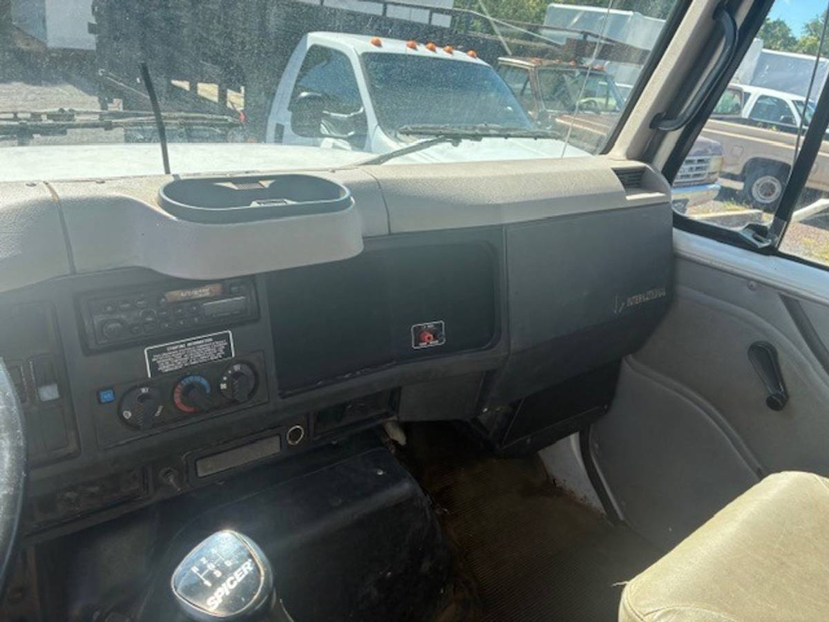 International-4700-diesel-1996-white-9