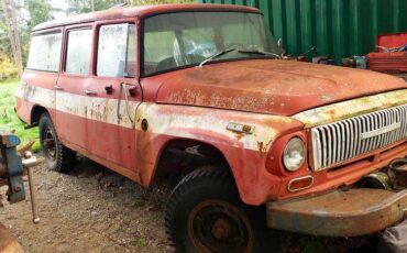 International-travelall-1966-red-2