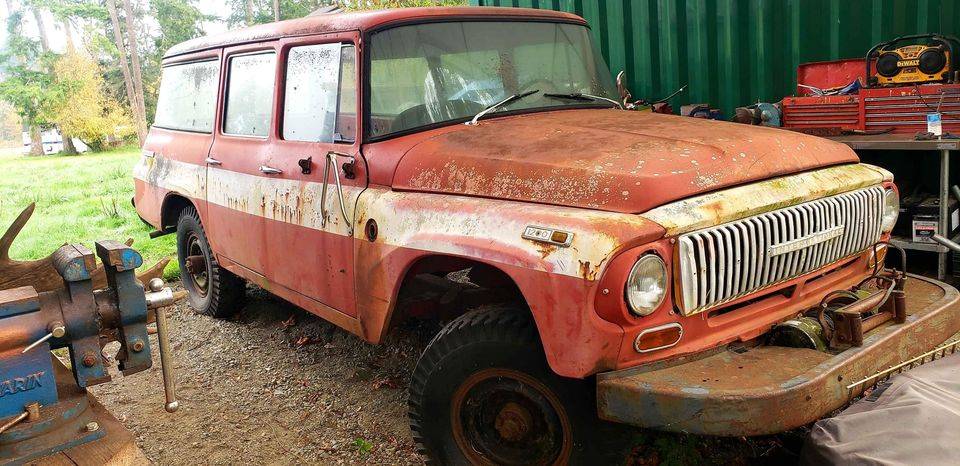 International-travelall-1966-red-2