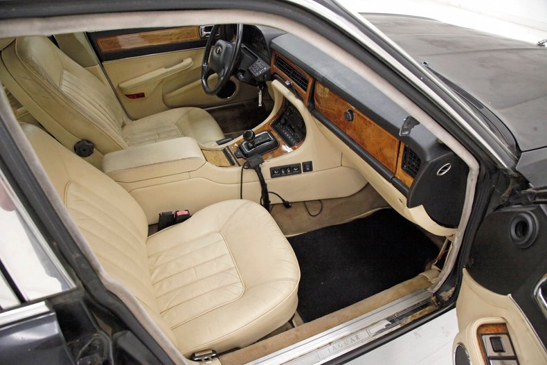 Jaguar-Xj6-1990-Black-Barley-37