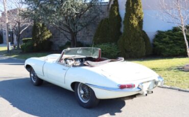 Jaguar-Xke-1962-White-Red-2