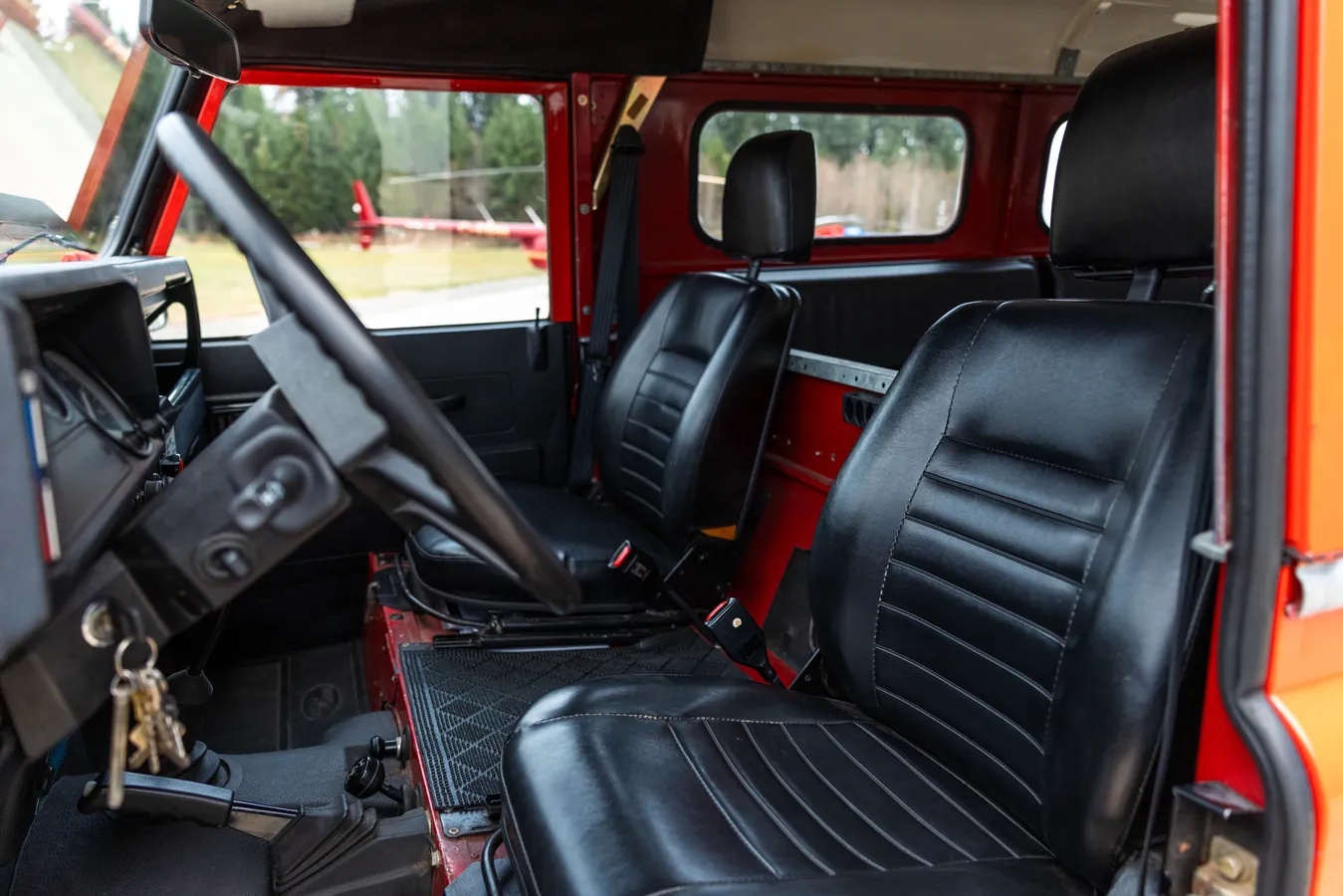 Land-rover-Defender-1985-Red-Black-15