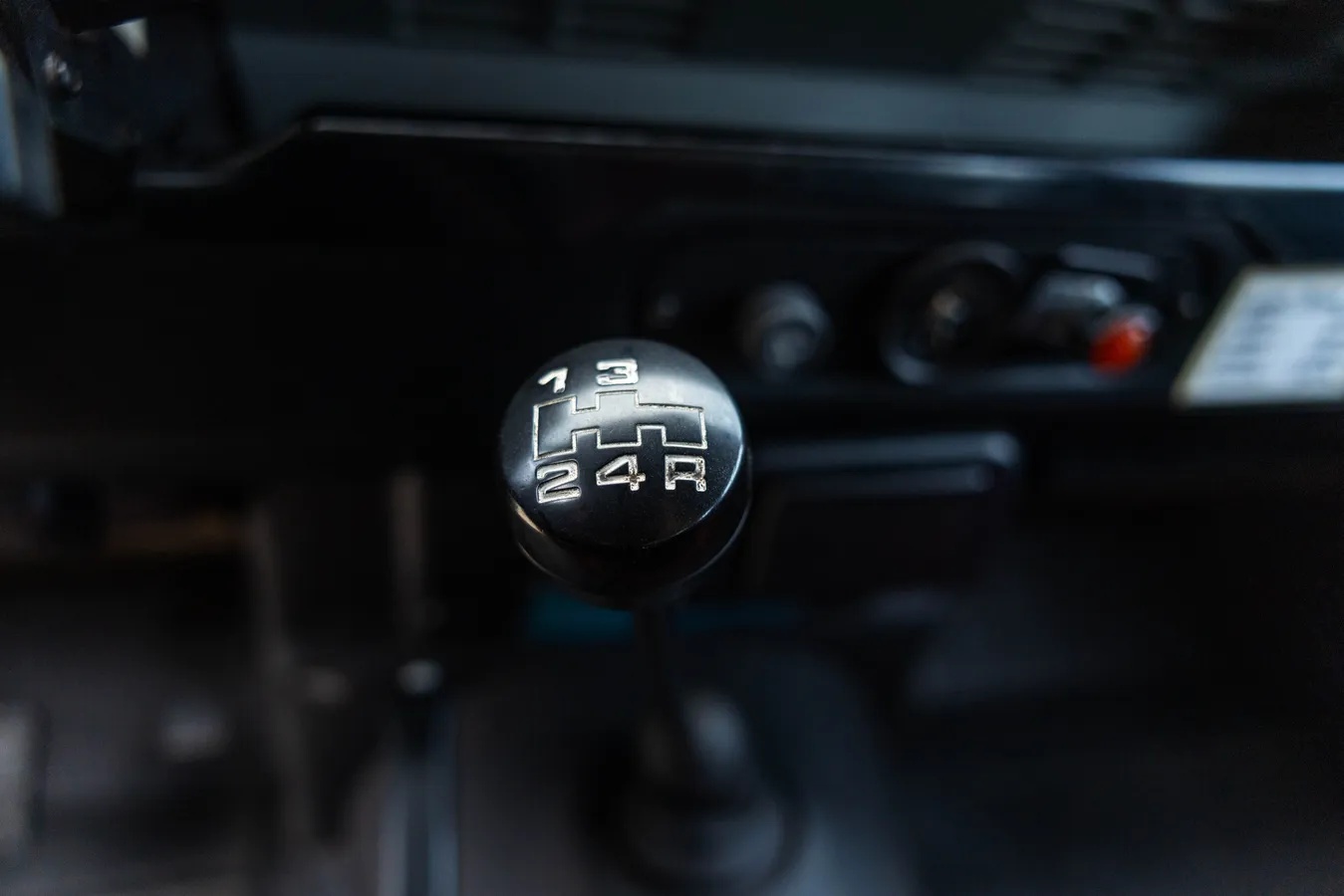 Land-rover-Defender-1985-Red-Black-16