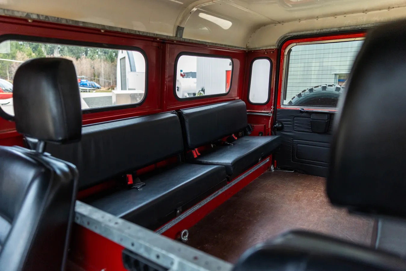 Land-rover-Defender-1985-Red-Black-17