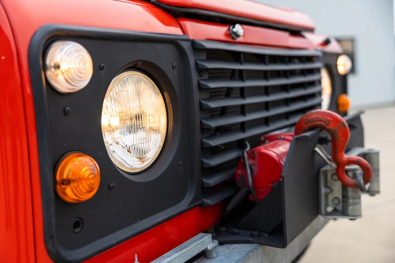 Land-rover-Defender-1985-Red-Black-2