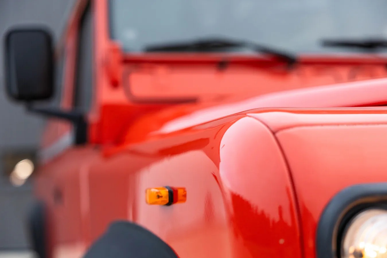 Land-rover-Defender-1985-Red-Black-3