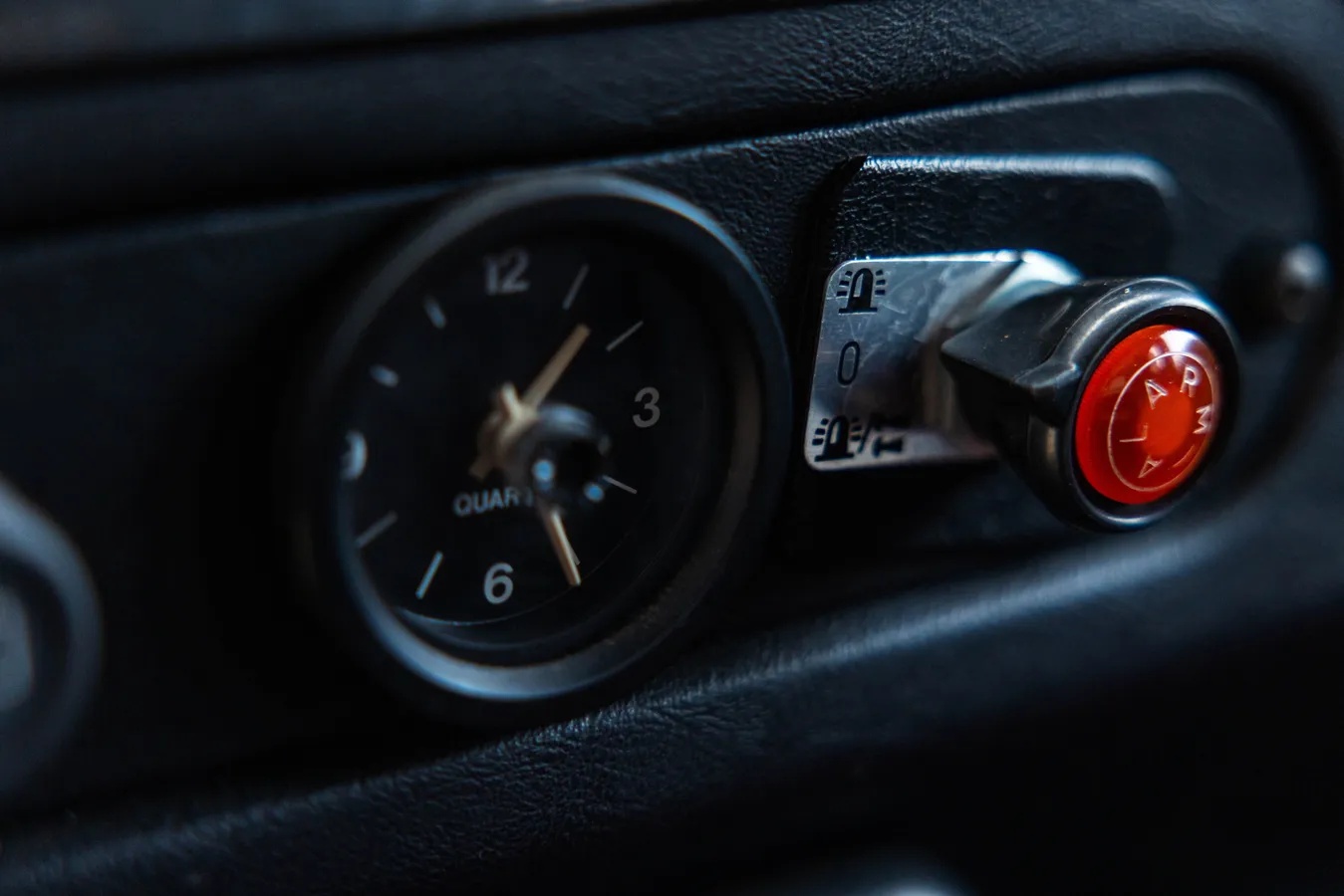 Land-rover-Defender-1985-Red-Black-4