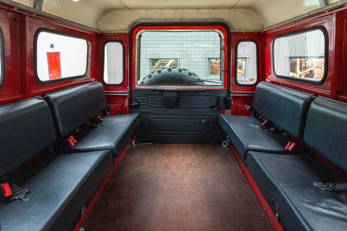 Land-rover-Defender-1985-Red-Black-6