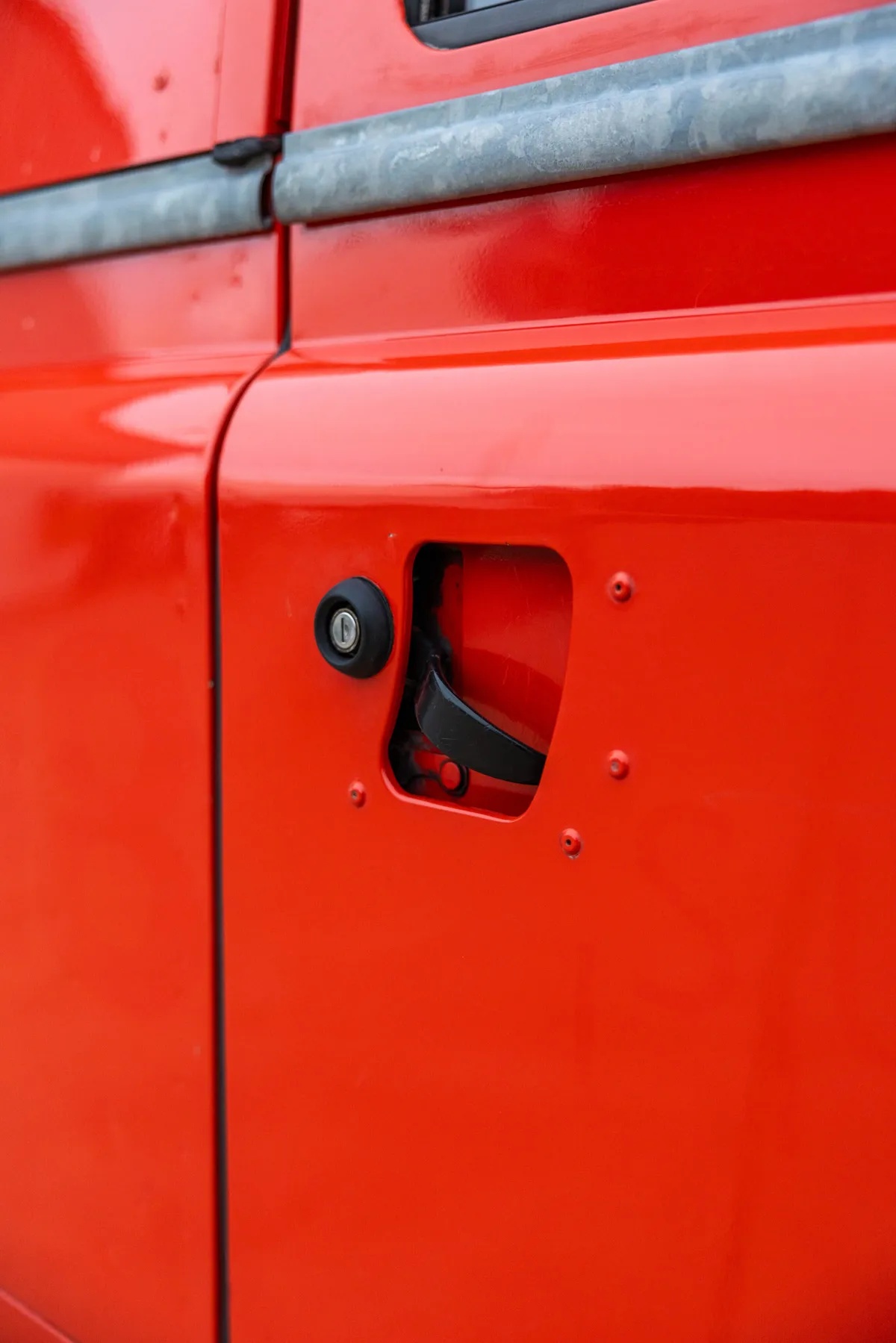 Land-rover-Defender-1985-Red-Black-7