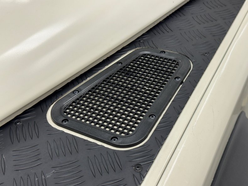 Land-rover-Defender-90-1987-Chamonix-White-Black-12