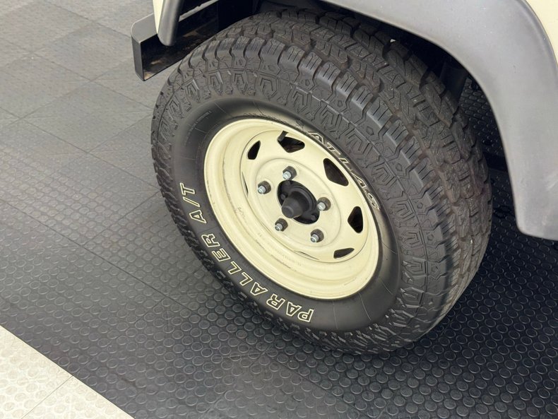 Land-rover-Defender-90-1987-Chamonix-White-Black-13