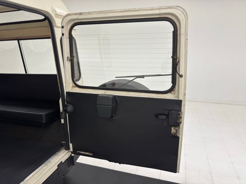 Land-rover-Defender-90-1987-Chamonix-White-Black-24