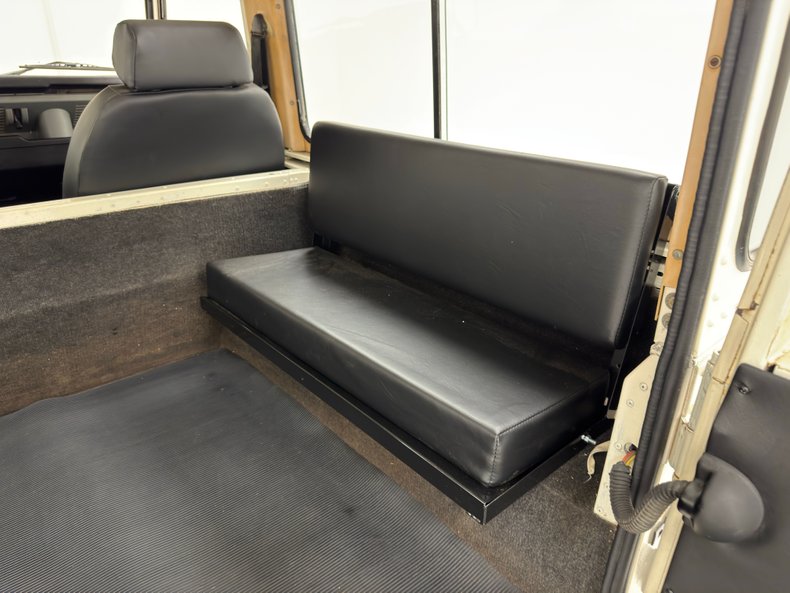 Land-rover-Defender-90-1987-Chamonix-White-Black-25