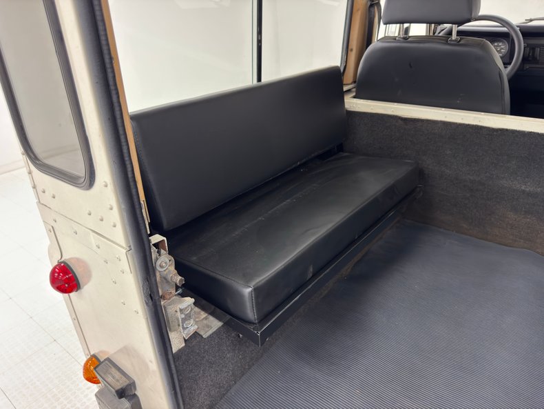 Land-rover-Defender-90-1987-Chamonix-White-Black-27