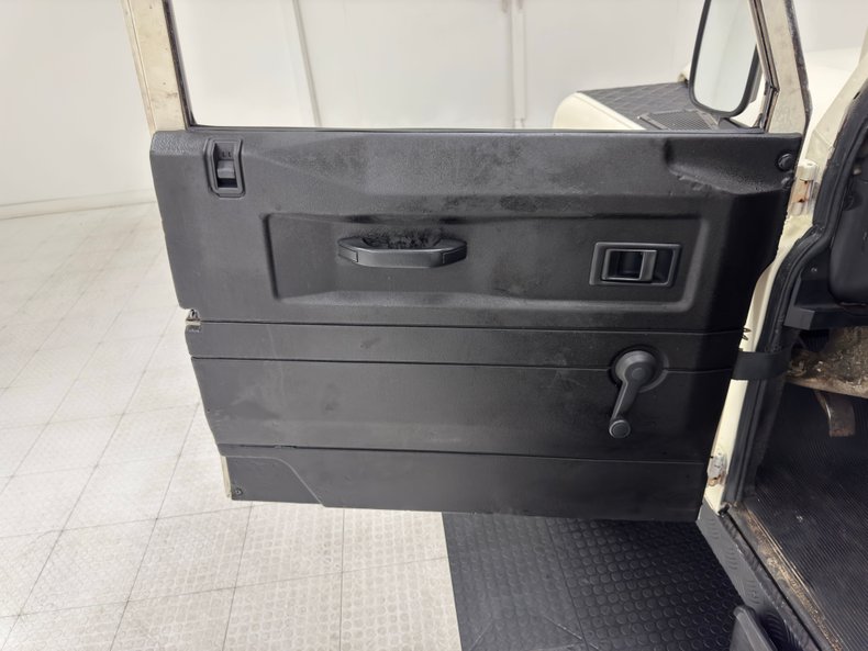 Land-rover-Defender-90-1987-Chamonix-White-Black-28