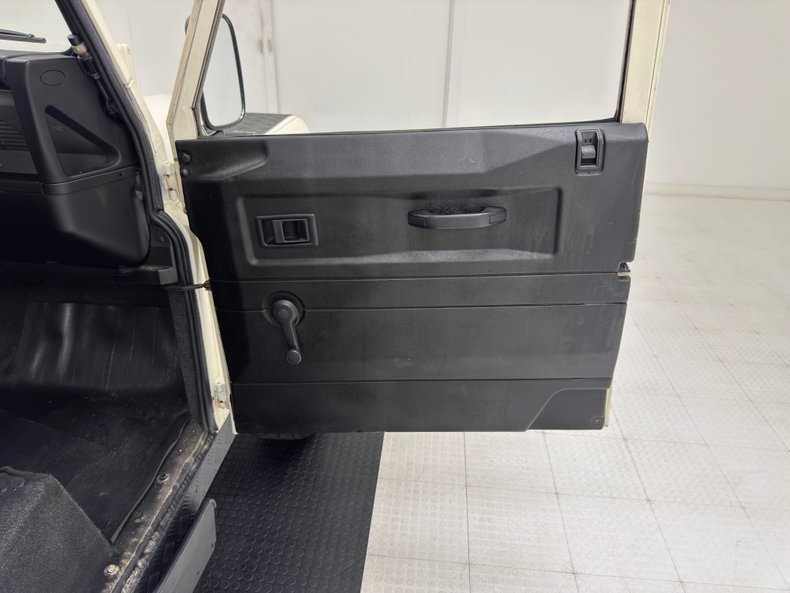 Land-rover-Defender-90-1987-Chamonix-White-Black-29