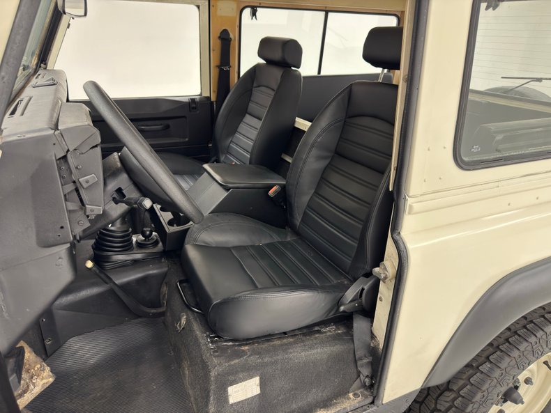 Land-rover-Defender-90-1987-Chamonix-White-Black-30