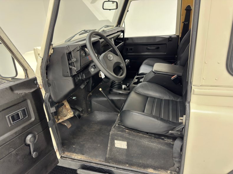 Land-rover-Defender-90-1987-Chamonix-White-Black-31