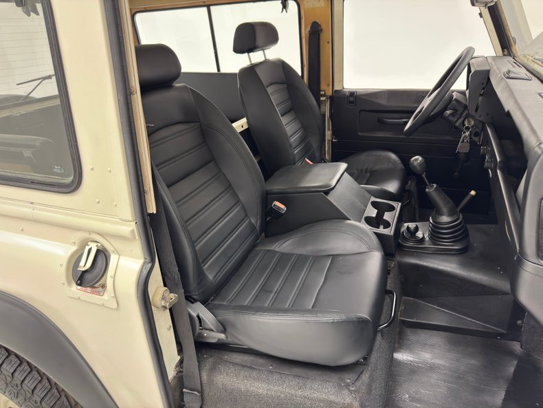 Land-rover-Defender-90-1987-Chamonix-White-Black-32