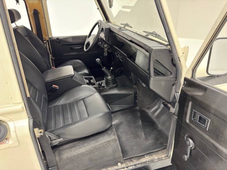 Land-rover-Defender-90-1987-Chamonix-White-Black-33