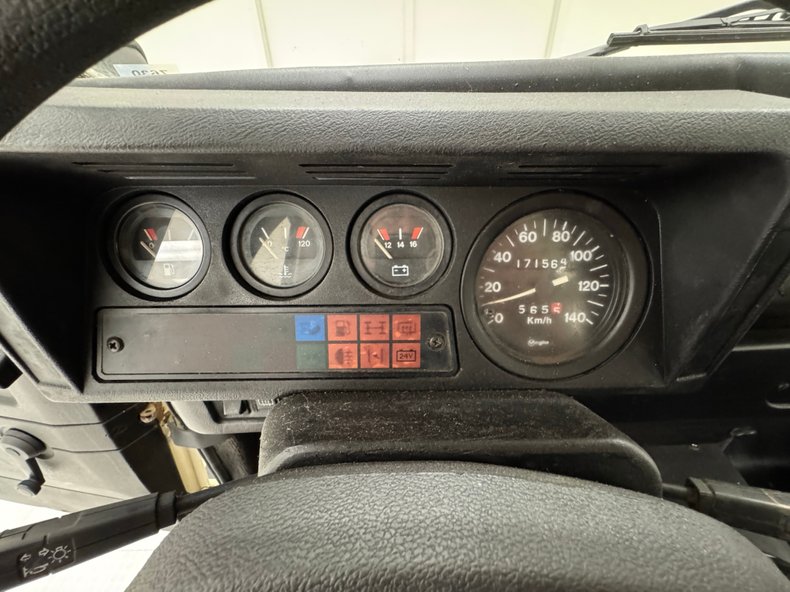 Land-rover-Defender-90-1987-Chamonix-White-Black-35