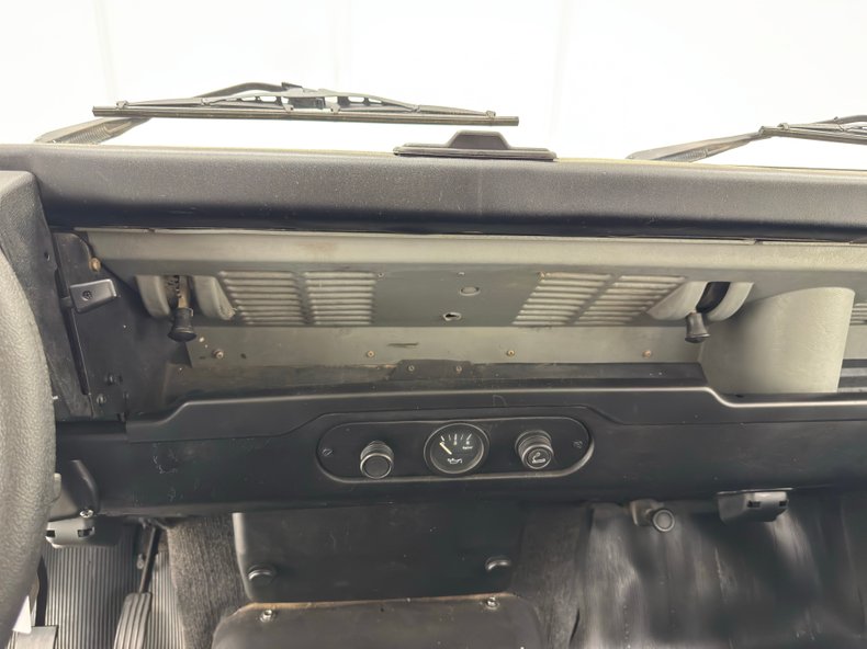 Land-rover-Defender-90-1987-Chamonix-White-Black-39