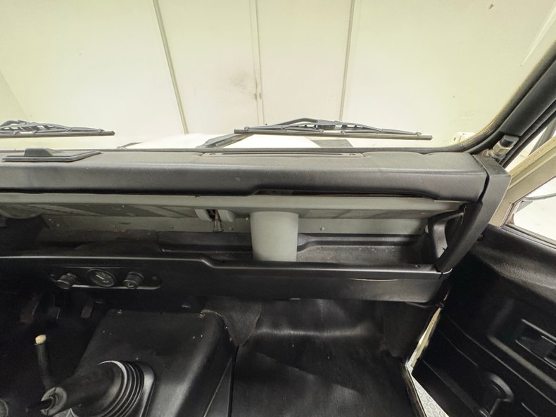 Land-rover-Defender-90-1987-Chamonix-White-Black-40