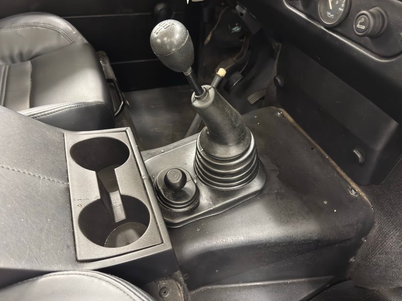 Land-rover-Defender-90-1987-Chamonix-White-Black-41