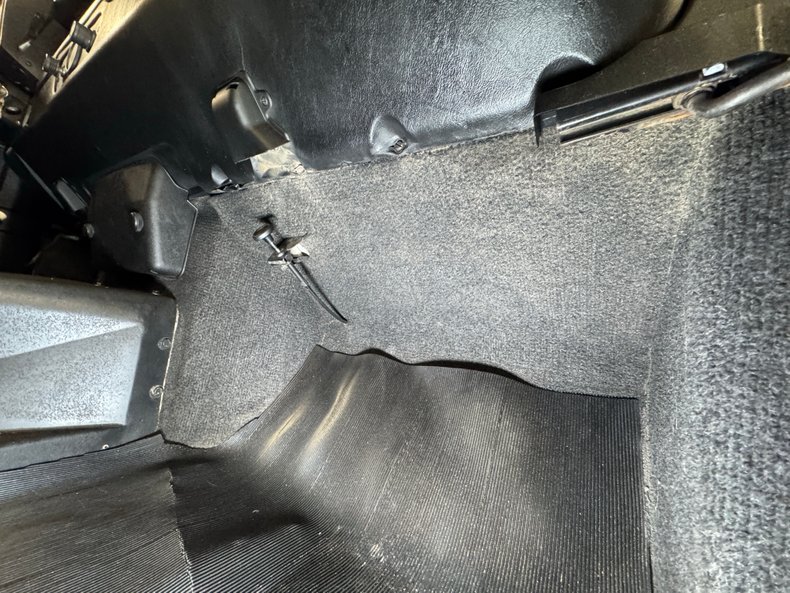 Land-rover-Defender-90-1987-Chamonix-White-Black-44