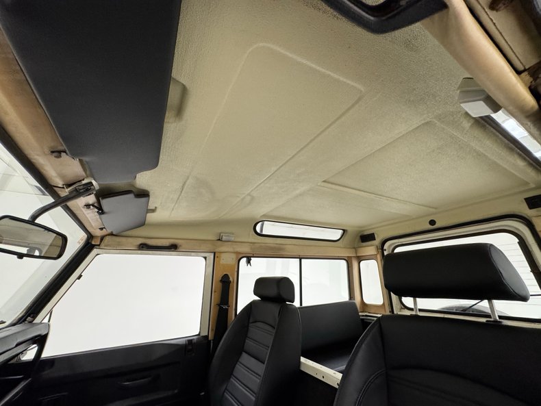 Land-rover-Defender-90-1987-Chamonix-White-Black-45