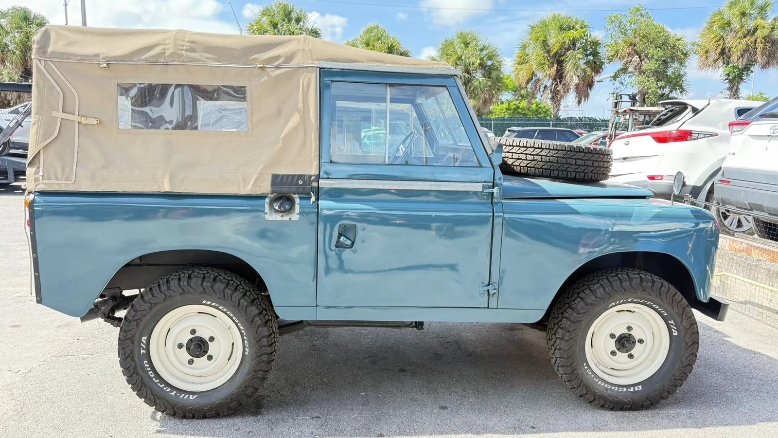 Land-rover-Series-2-1970-Marine-Blue-Camel-16