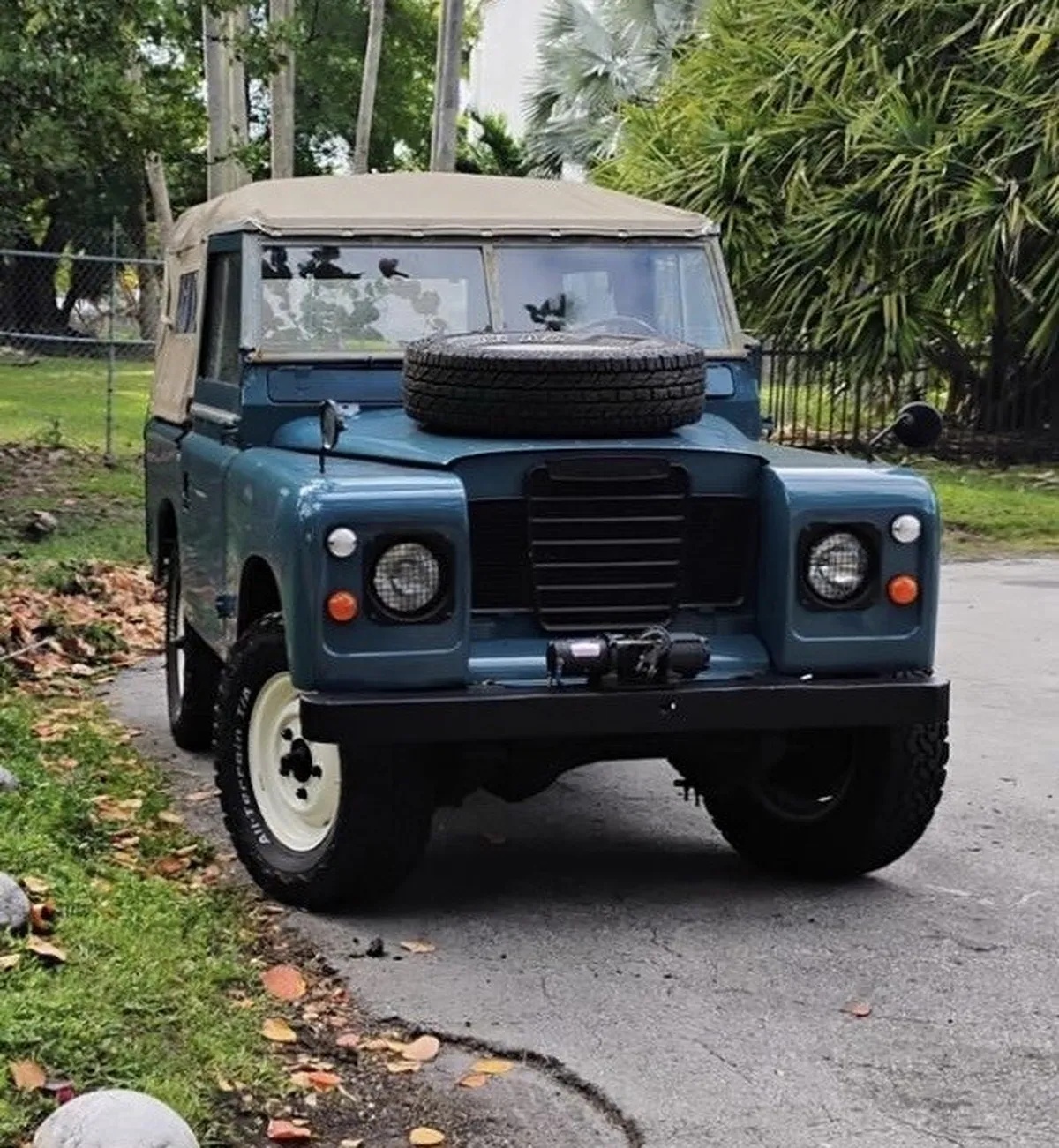Land-rover-Series-2-1970-Marine-Blue-Camel-17