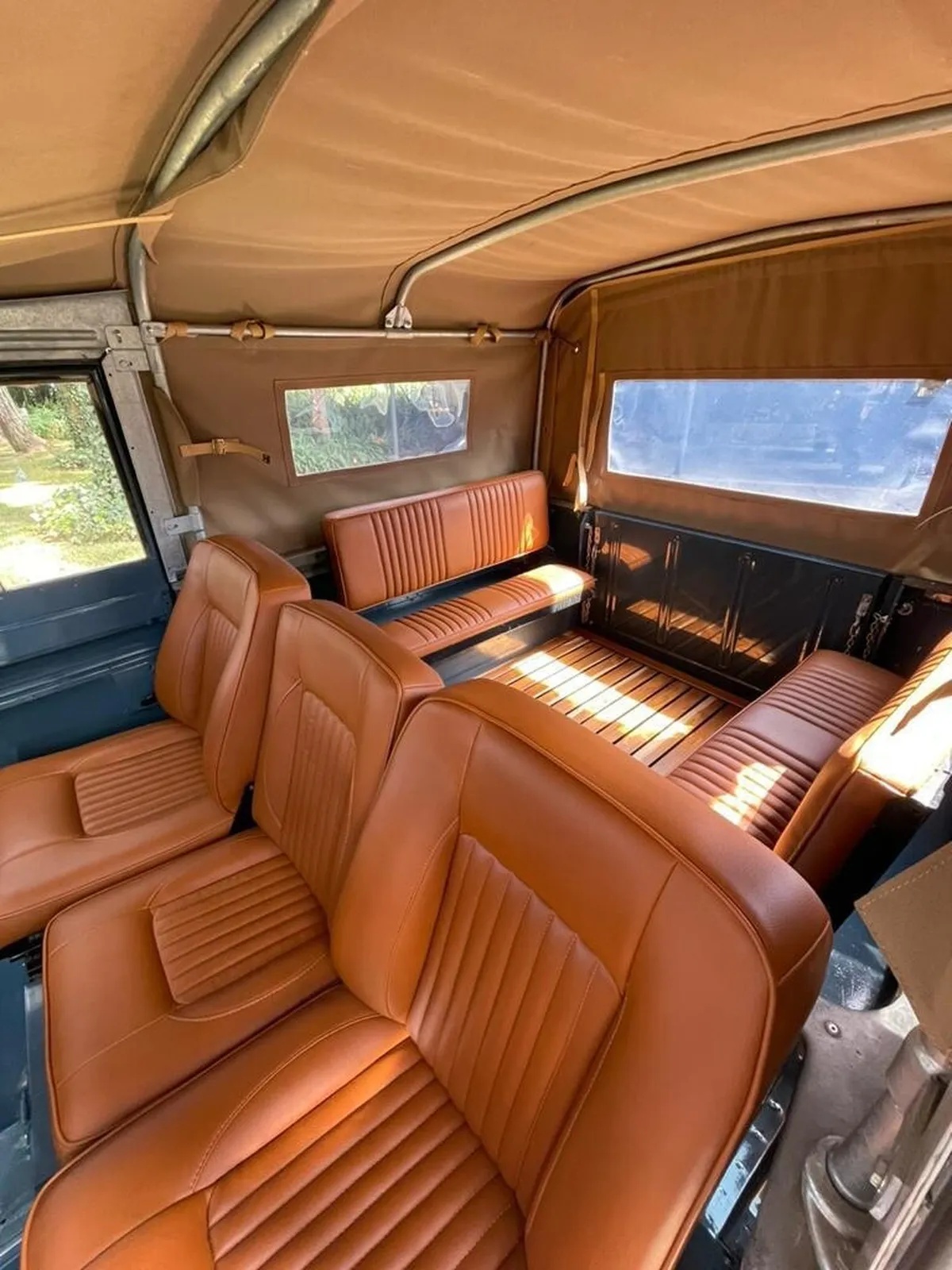 Land-rover-Series-2-1970-Marine-Blue-Camel-3