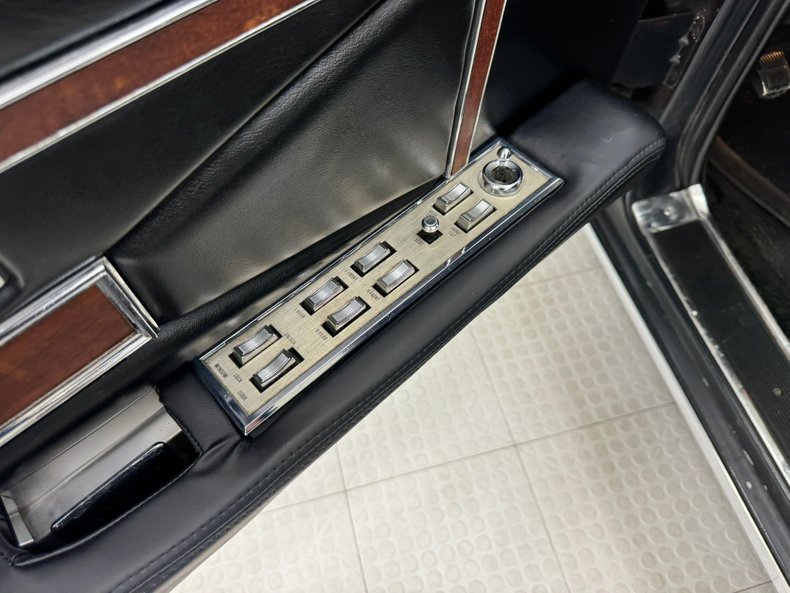 Lincoln-Continental-1970-Black-Black-46