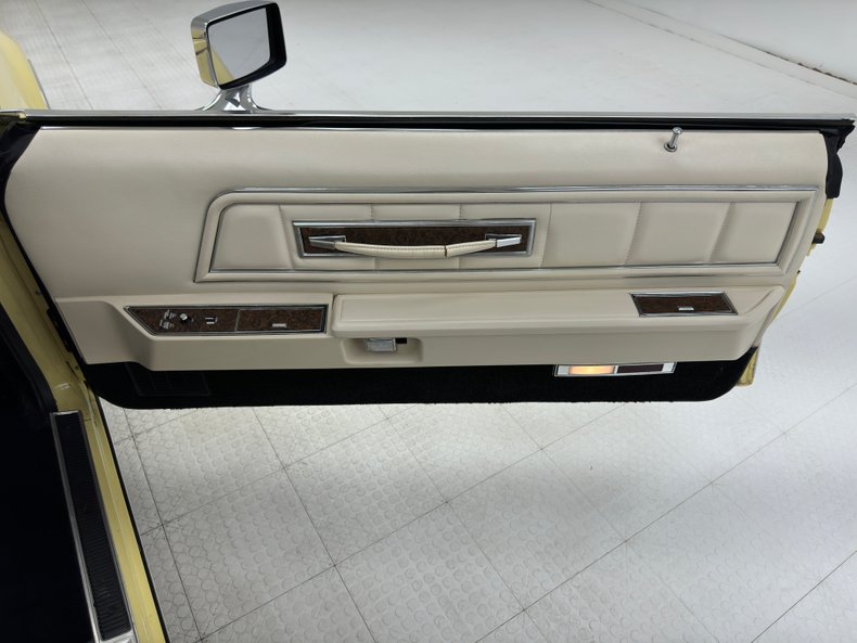 Lincoln-Continental-1973-Yellow-White-2