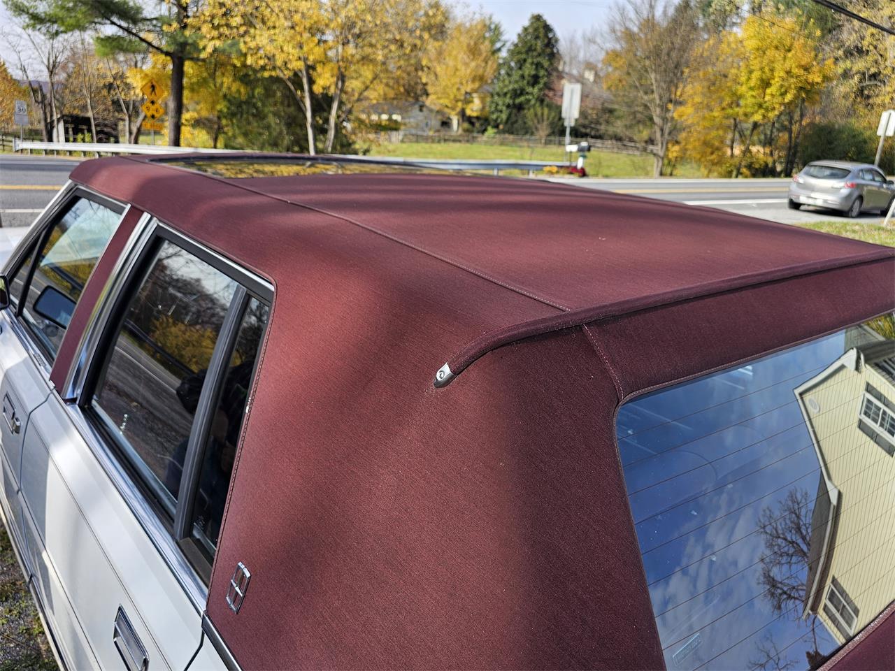 Lincoln-Town-car-1989-White-Red-1