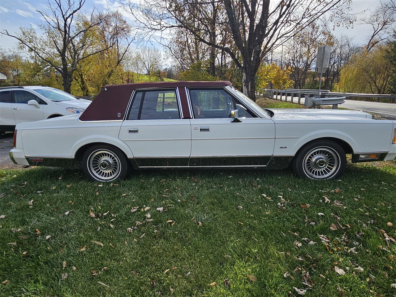 Lincoln-Town-car-1989-White-Red-3
