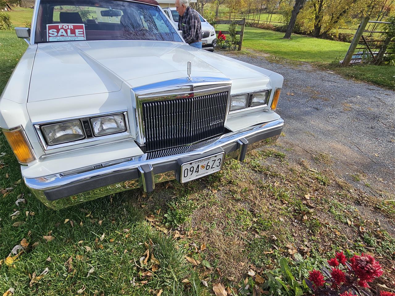 Lincoln-Town-car-1989-White-Red-5