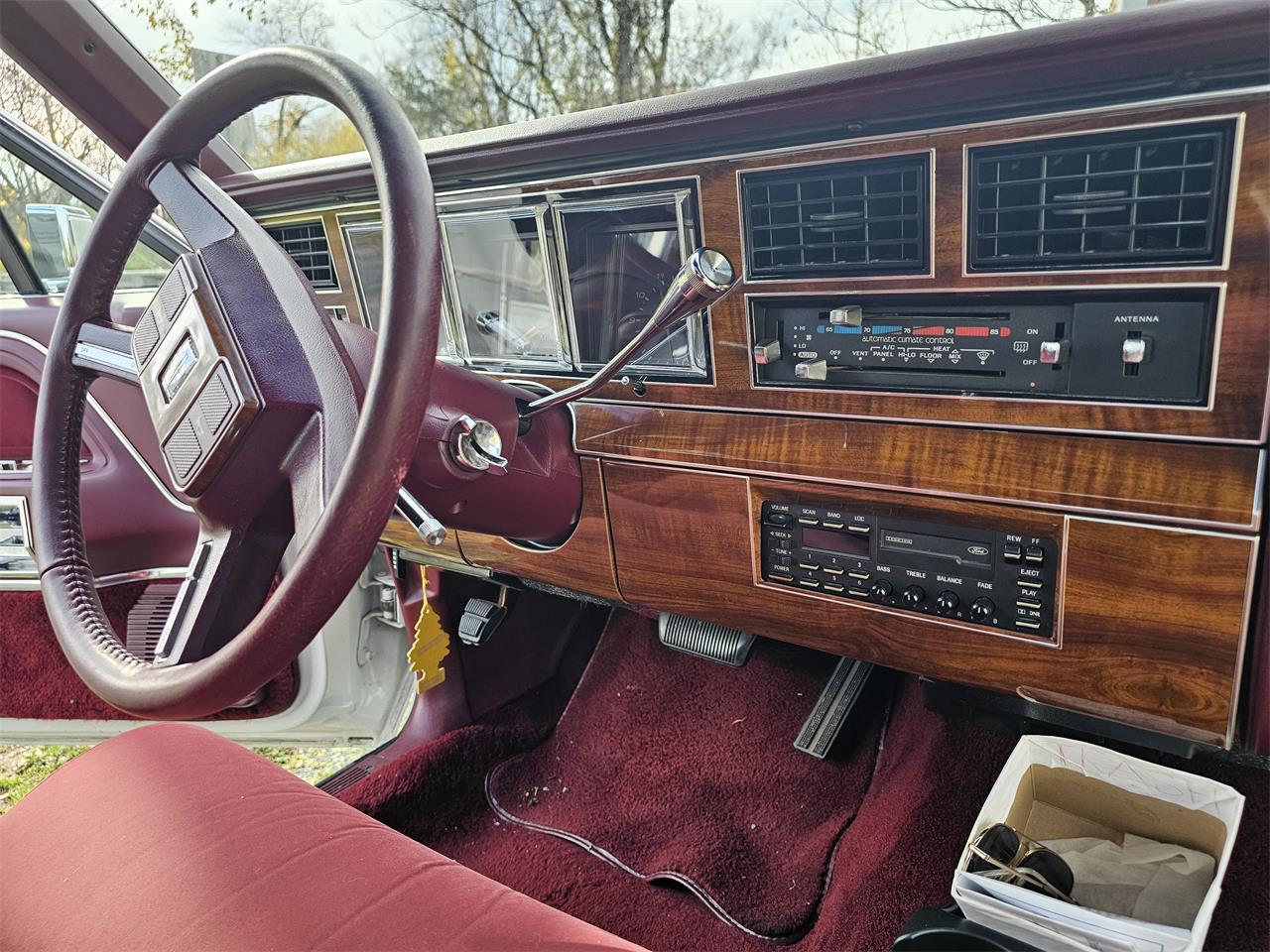 Lincoln-Town-car-1989-White-Red-8