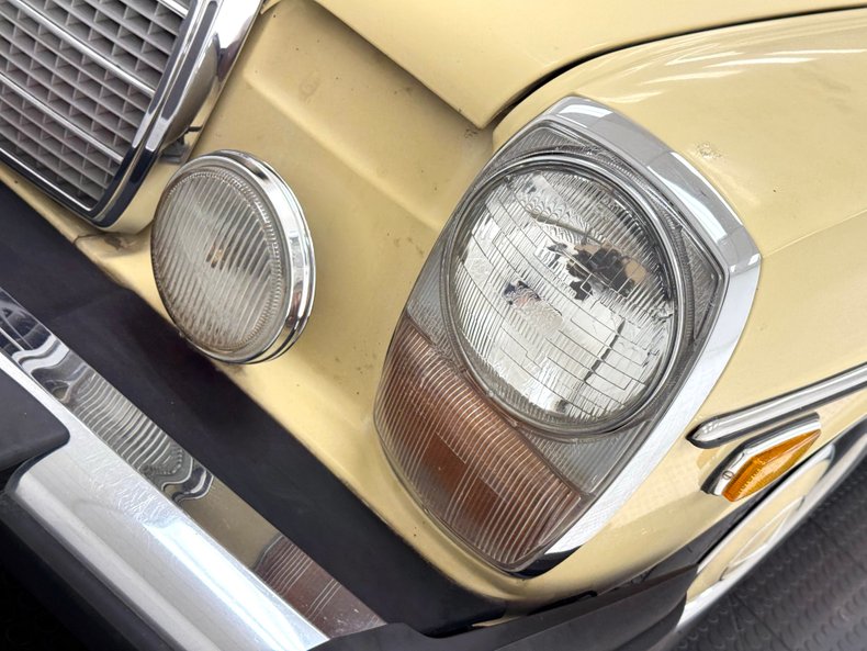 Mercedes-benz-300d-1975-Maple-Yellow-Saddle-12