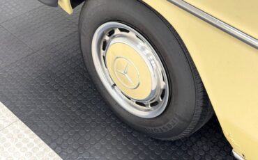 Mercedes-benz-300d-1975-Maple-Yellow-Saddle-13