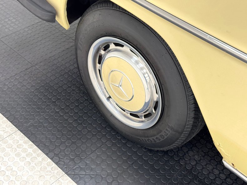 Mercedes-benz-300d-1975-Maple-Yellow-Saddle-13