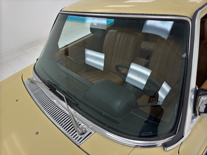 Mercedes-benz-300d-1975-Maple-Yellow-Saddle-14