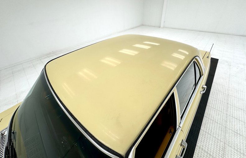 Mercedes-benz-300d-1975-Maple-Yellow-Saddle-15
