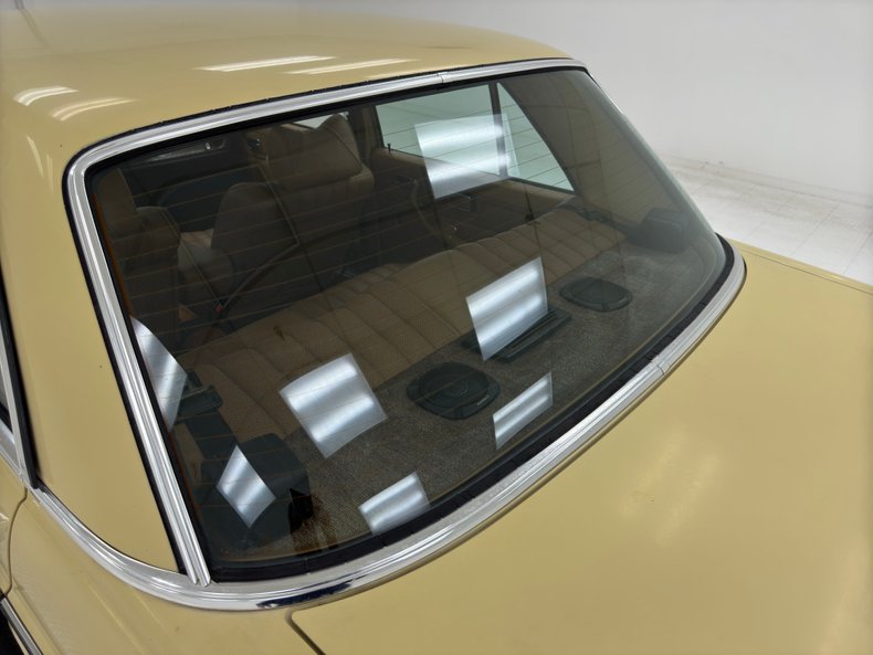 Mercedes-benz-300d-1975-Maple-Yellow-Saddle-17