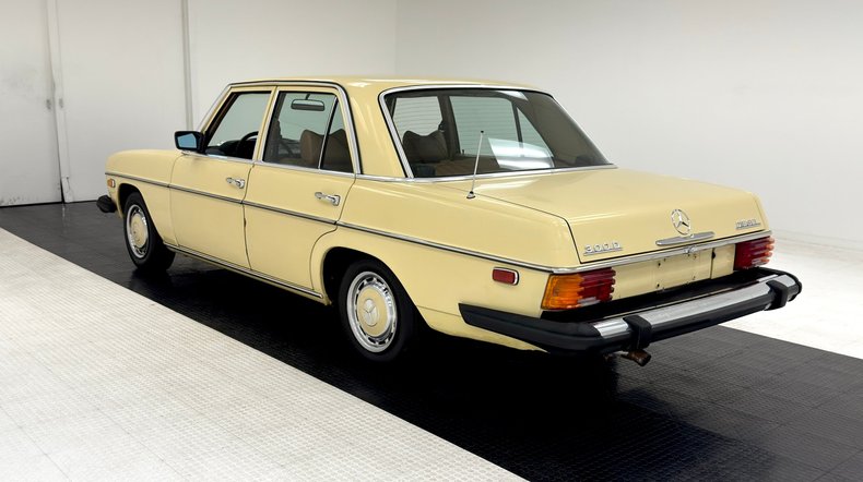 Mercedes-benz-300d-1975-Maple-Yellow-Saddle-2